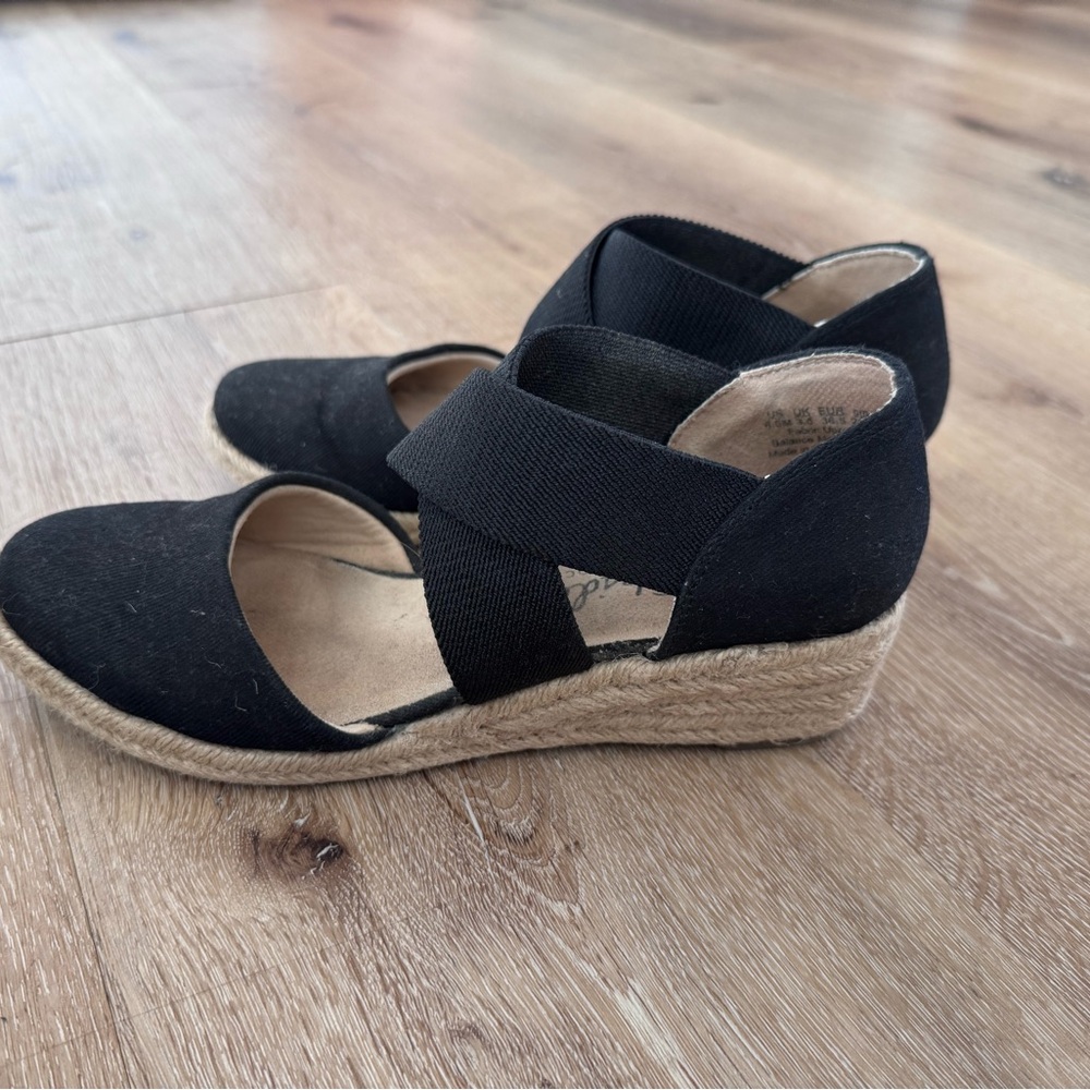 LifeStride Velocity Black and Tan Espadrilles